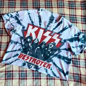 tie-dye “kiss” crop top